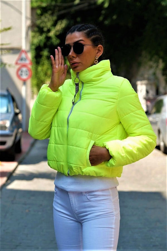 Neon yeşil renkli, dik yakalı, kısa kesim şişme mont.
