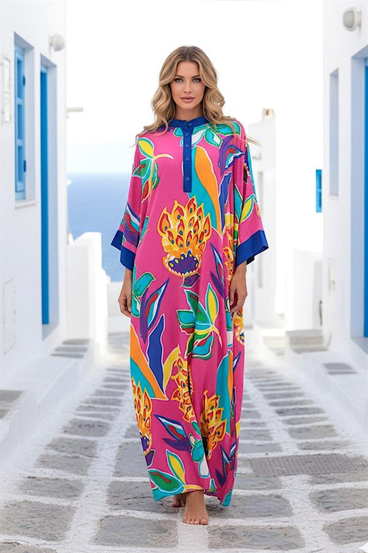 Pembe çiçek desenli, sıfır yaka, yarasa kollu ve önü düğmeli uzun oversize elbise.