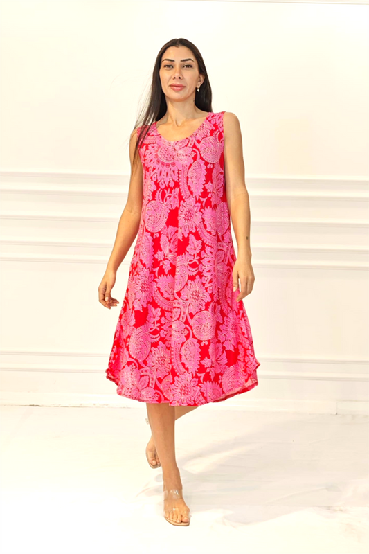 Pembe desenli, kalın askılı, viskon kumaştan üretilmiş midi boy elbise.