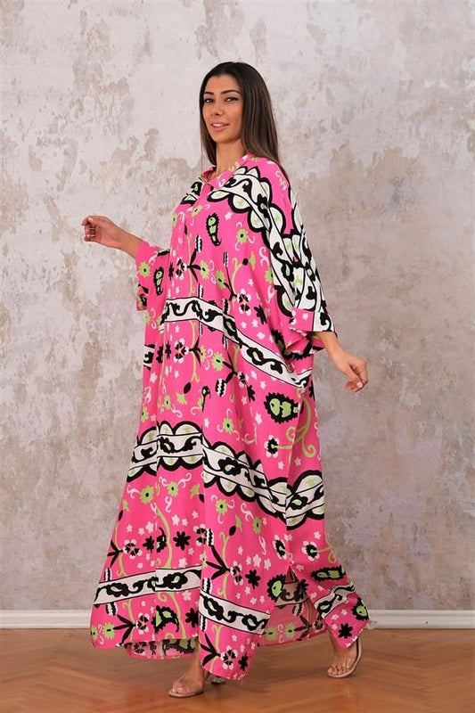 Pembe renkli, dik yakalı, etnik desenli, yarasa kollu ve düğme detaylı oversize uzun elbise.