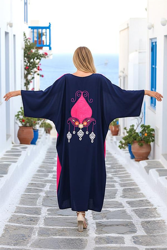 Sırtında otantik nakış işlemeleri bulunan, pembe ve lacivert renk bloklu, uzun oversize elbise.