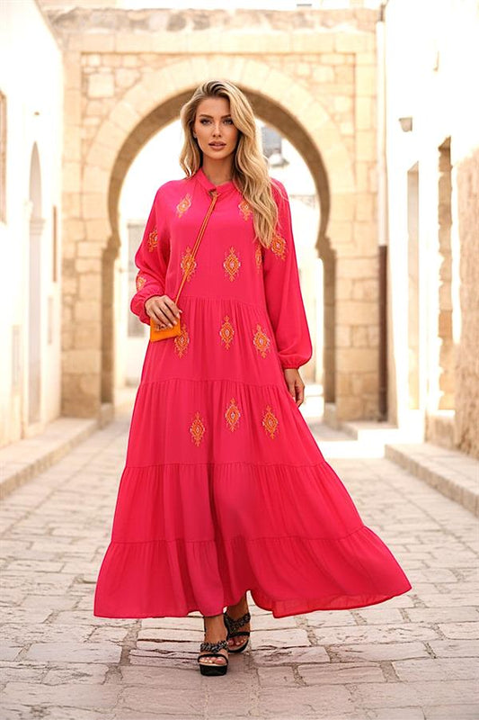 Pembe renkli, otantik nakış işlemeli, kat kat etekli ve uzun kollu viskon elbise.