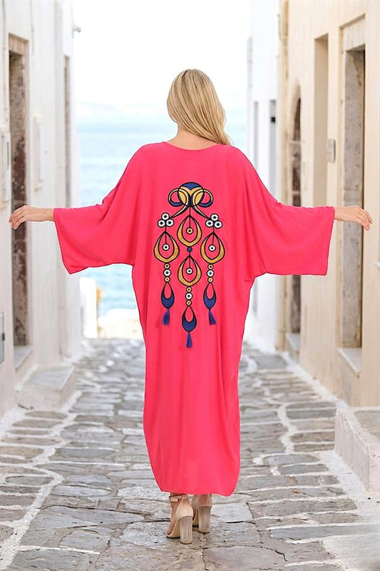 Sırtında otantik nakış ve püskül detayları bulunan, pembe renkli, oversize uzun gömlek elbise.