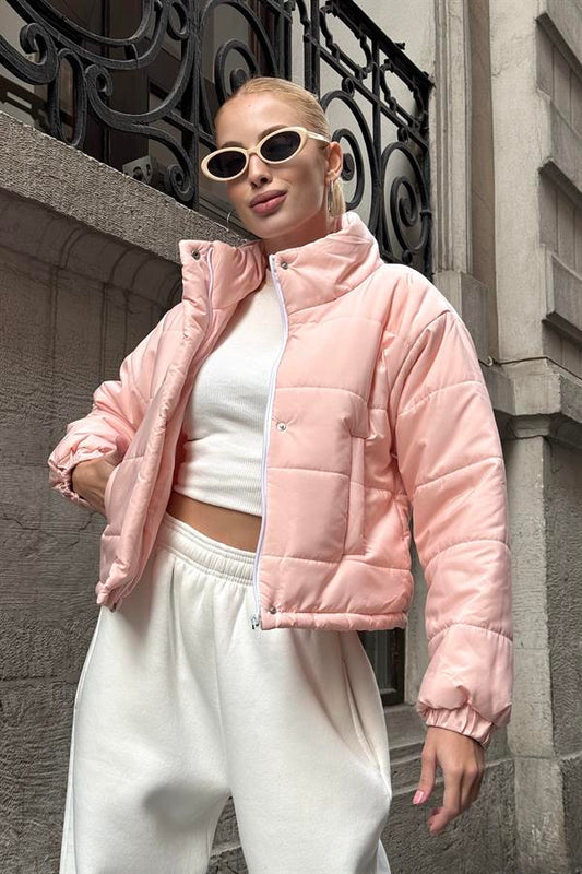 Pudra rengi, dik yakalı, fermuarlı ve çıtçıtlı kısa şişme mont.