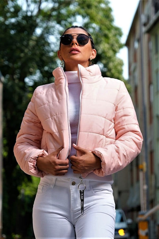 Pudra rengi, dik yakalı, su geçirmez, kısa şişme mont.