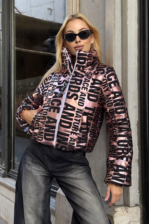 Rose rengi, üzerinde siyah yazılar bulunan, dik yakalı, kısa ve parlak şişme mont.