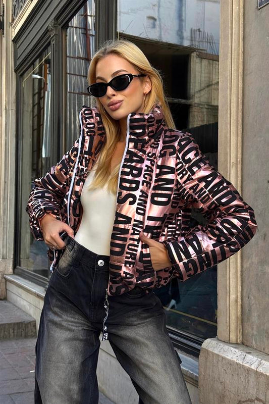 Siyah yazılı, dik yakalı, parlak rose rengi kısa şişme mont.