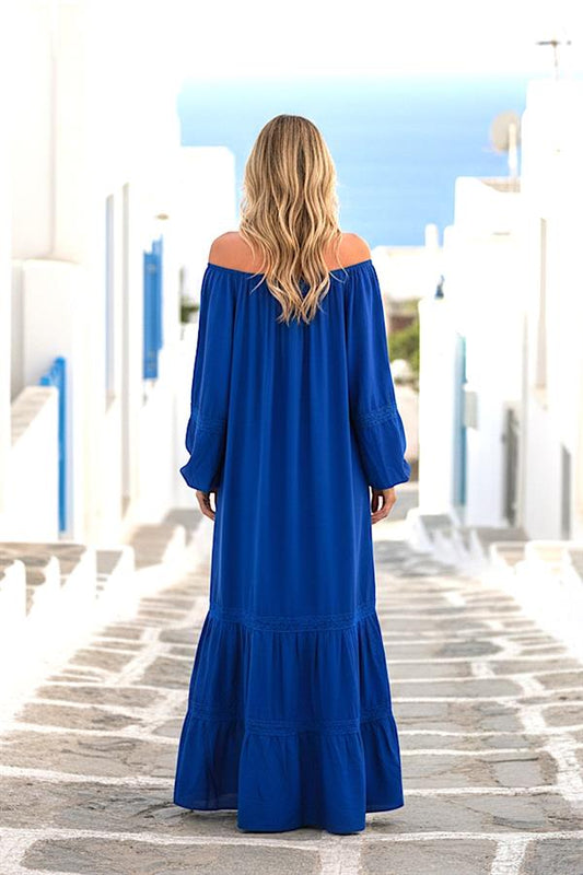 Saks mavisi, Carmen yakalı, balon kollu ve etekleri fistolu uzun oversize elbise.