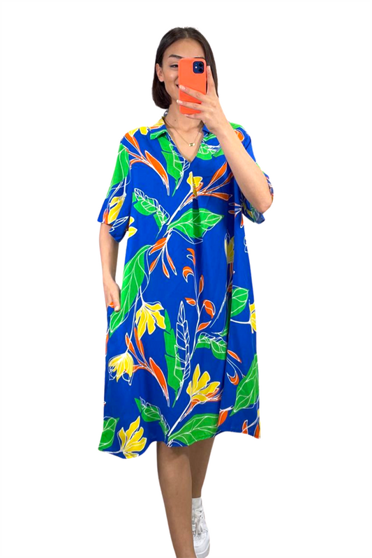 Saks mavisi zemin üzerine renkli çiçek desenli, gömlek yakalı ve cepli kısa elbise.