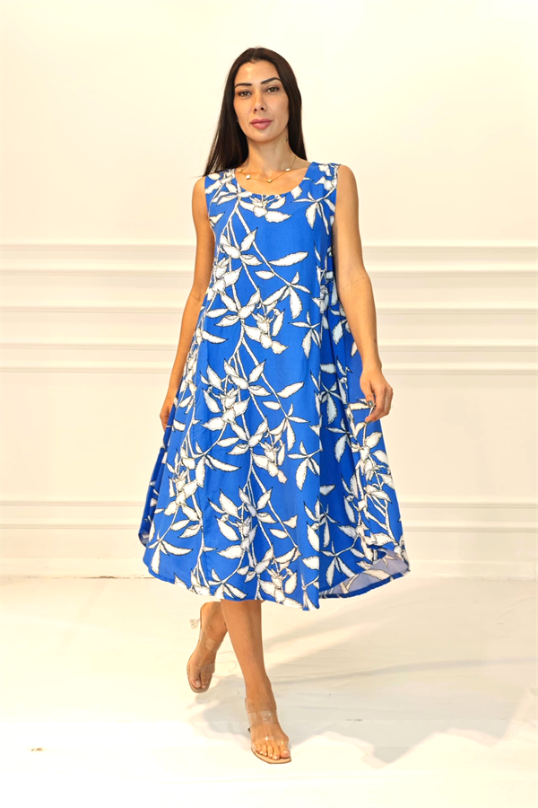 Saks mavisi, beyaz çiçek desenli, U yakalı, kolsuz midi boy viskon elbise.