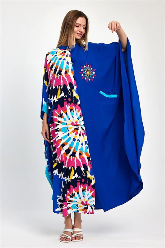 Saks mavisi, bir tarafı renkli desenli, göğsü nakışlı ve cepli oversize uzun elbise.