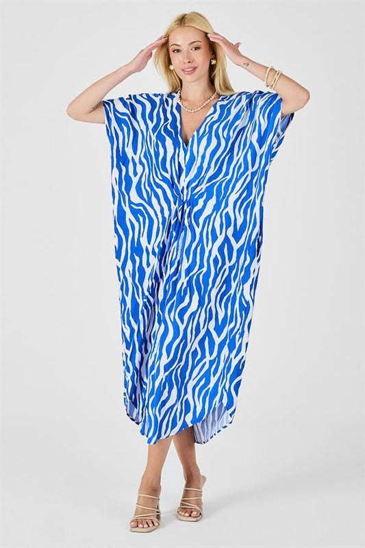 Saks mavisi beyaz desenli, V yaka, cepli ve bol kesim uzun viskon elbise.