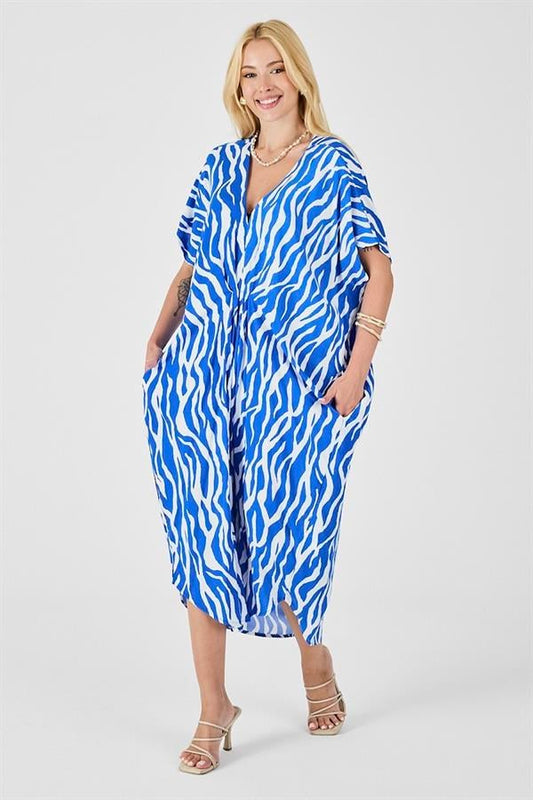 Saks mavisi ve beyaz zebra desenli, V yaka, cepli ve viskon kumaşlı midi boy elbise.