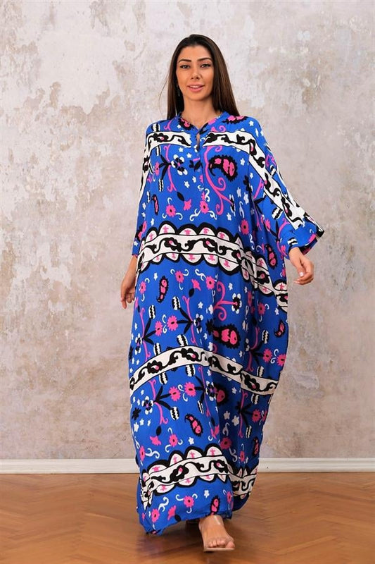 Saks mavisi, dik yakalı, etnik desenli, yarasa kollu ve düğme detaylı uzun oversize elbise.