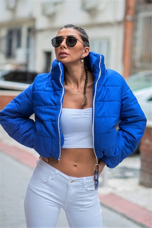 Saks mavisi, dik yakalı, su geçirmez, kısa kesim şişme mont.