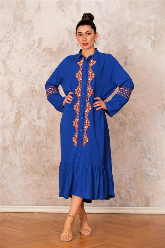 Saks mavisi, önü ve kolları nakışlı, etek ucu fırfırlı uzun gömlek elbise.