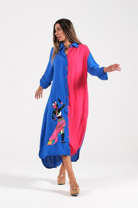 Saks mavisi ve pembe renkli, kadın figürü nakışlı, düğmeli, uzun viskon gömlek elbise.