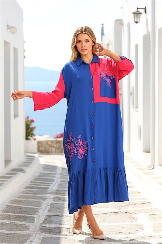 Saks mavisi ve pembe detaylı, nakış işlemeli, fırfırlı etekli uzun gömlek elbise.