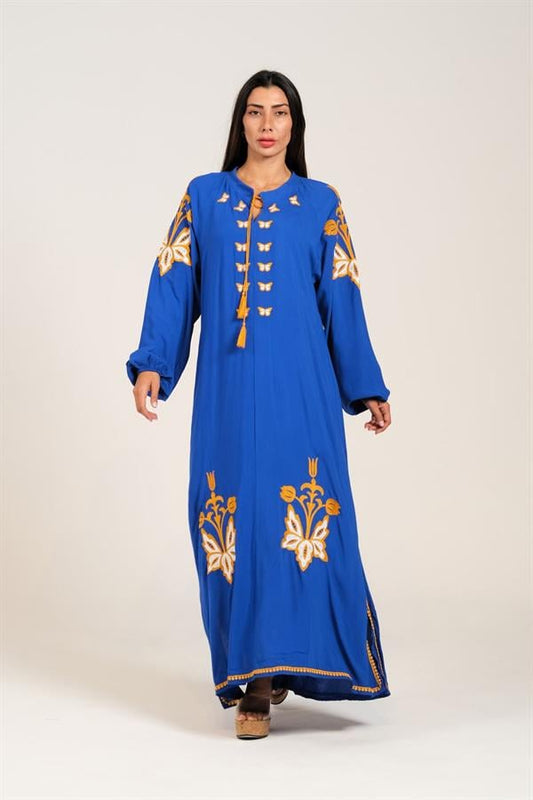 Saks mavisi, sıfır yaka, balon kollu ve sarı nakış detaylı uzun viskon elbise.