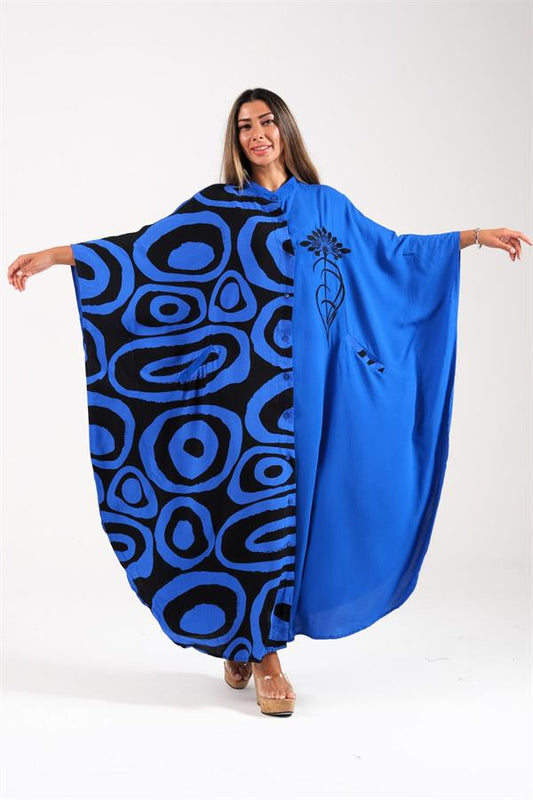 Saks mavisi, yarısı desenli, nakışlı ve cepli, düğmeli, oversize uzun viskon elbise.