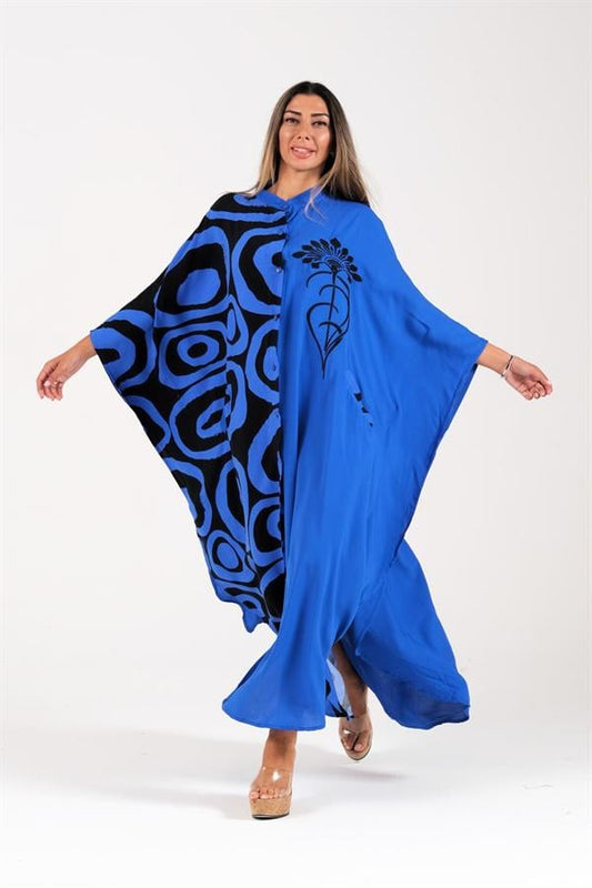 Saks mavisi, desenli garnili, nakışlı ve cepli, düğmeli, oversize uzun viskon elbise.