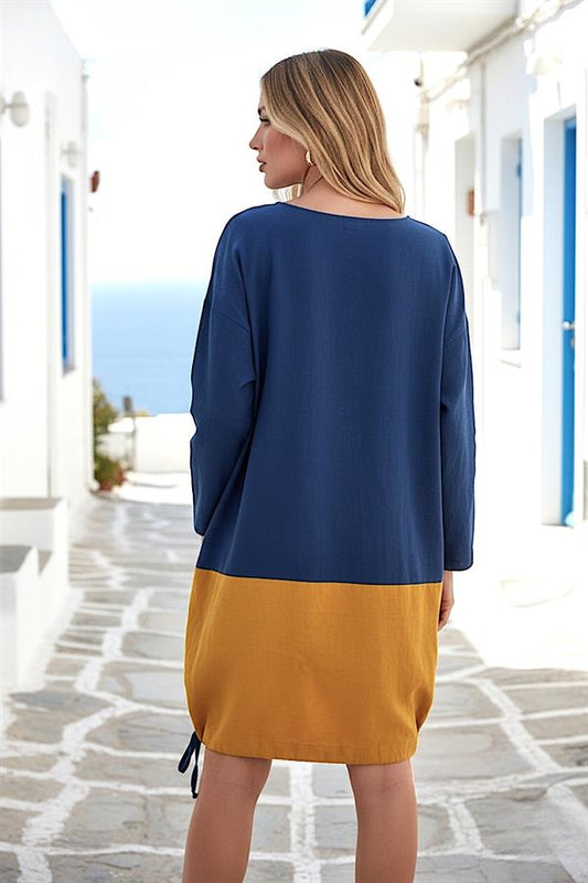 Saks mavisi ve hardal sarısı renk bloklu, uzun kollu, sıfır yaka keten elbise.