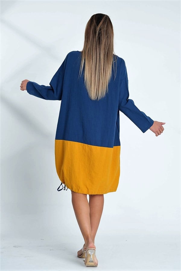 Saks mavisi ve sarı renk bloklu, uzun kollu, etek ucu büzgülü keten elbise.