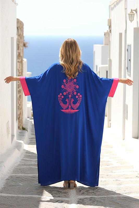 Saks mavisi, pembe nakış detaylı, yarasa kollu ve uzun oversize elbise.