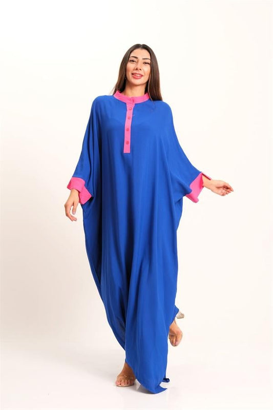 Saks mavisi, pembe detaylı, düğmeli ve yarasa kollu oversize uzun elbise.