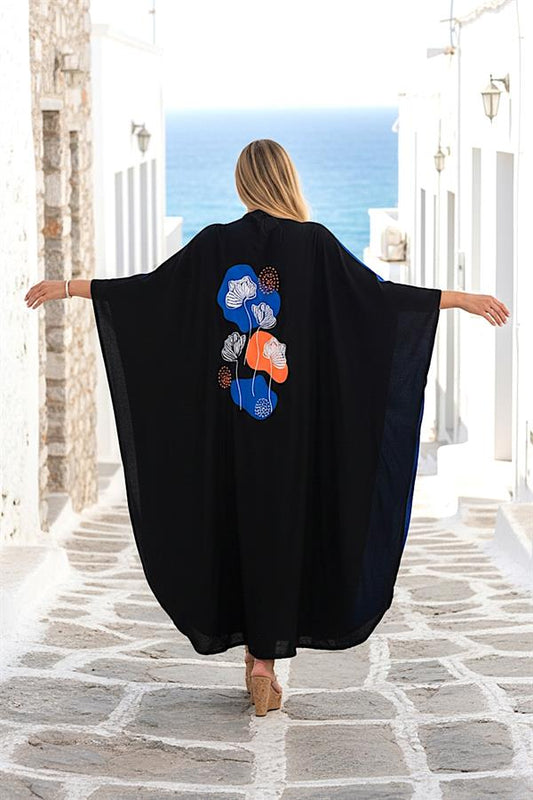 Sırtında gelincik nakışı bulunan, siyah, oversize, uzun viskon elbise.