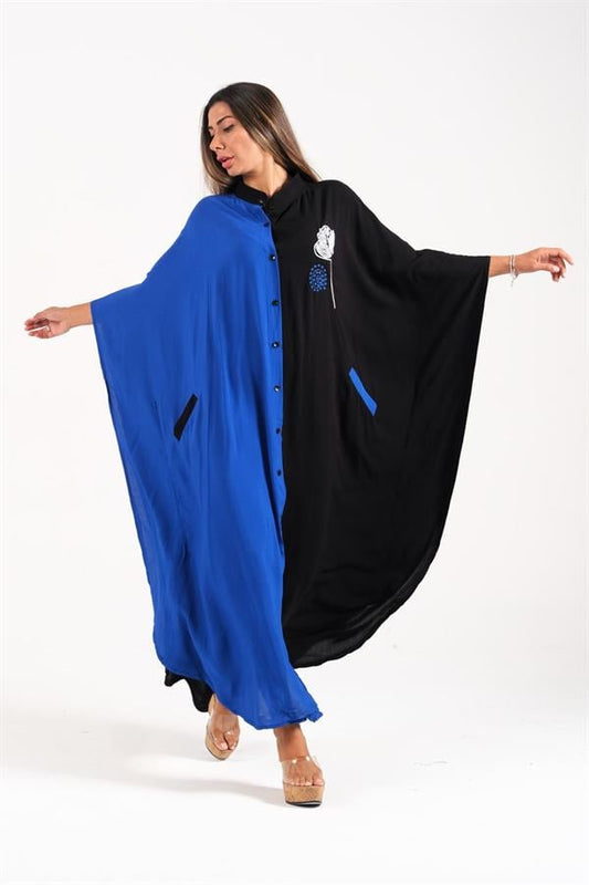 Saks mavisi ve siyah renkli, önden düğmeli, cepli ve nakış detaylı oversize uzun elbise.