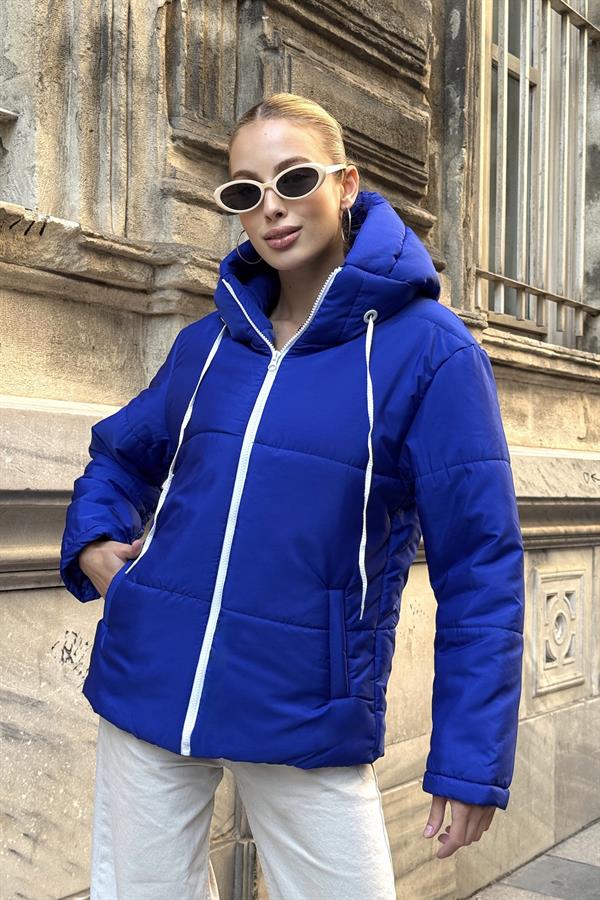 Saks mavisi, beyaz fermuarlı ve kapüşonlu, su geçirmez şişme mont.