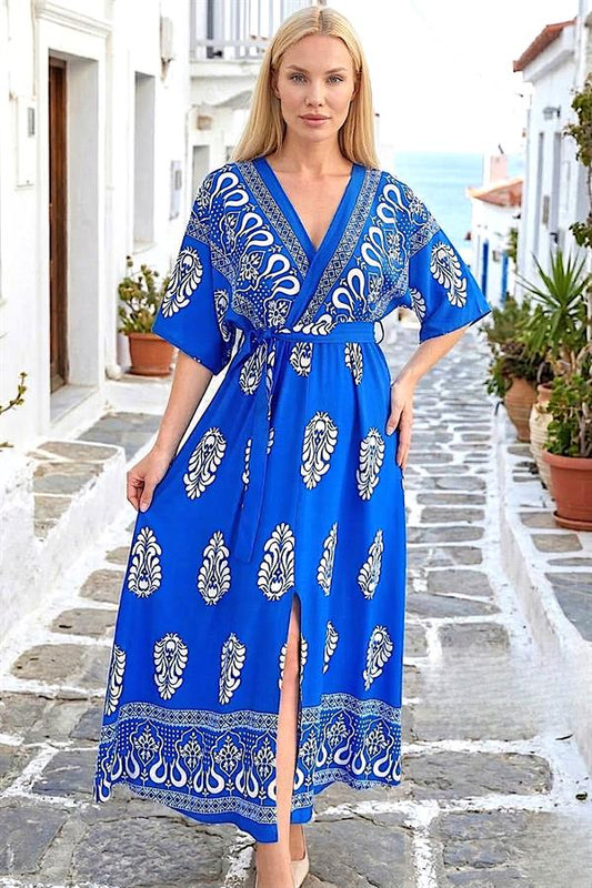 Saks mavisi, beyaz desenli, V yaka ve belden bağlamalı uzun viskon elbise.