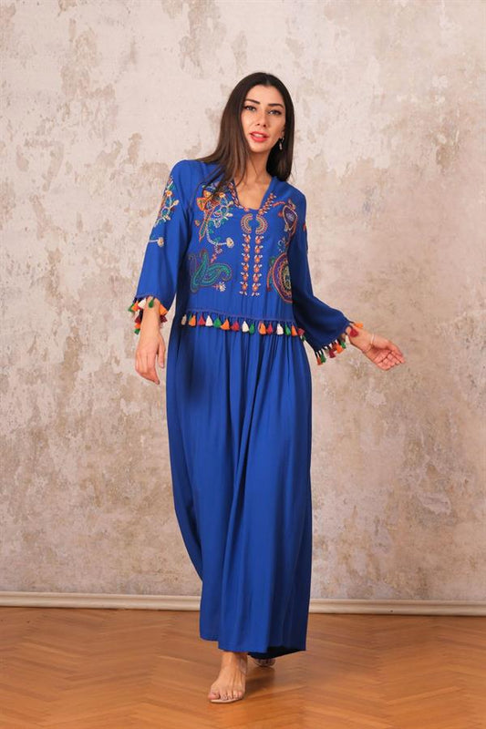 Saks mavisi, V yaka, otantik nakışlı ve püskül detaylı uzun viskon elbise.