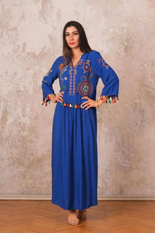 Saks mavisi, V yakalı, kolları ve önü otantik nakışlı ve püskül detaylı uzun viskon elbise.