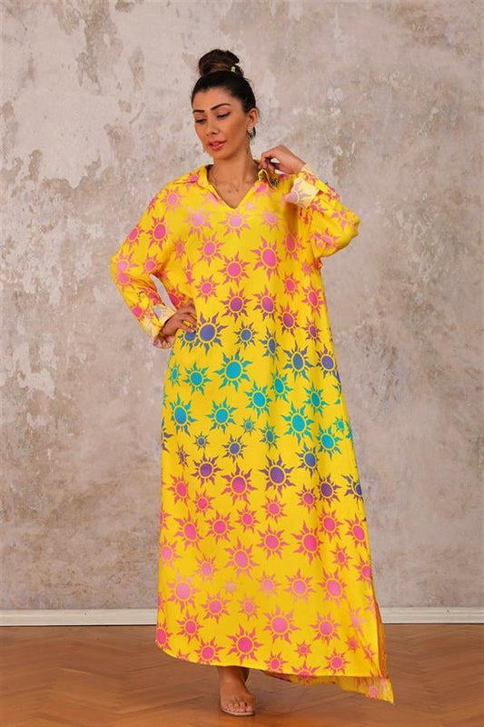 Sarı renkli, güneş desenli, gömlek yakalı ve yan yırtmaçlı oversize uzun elbise.