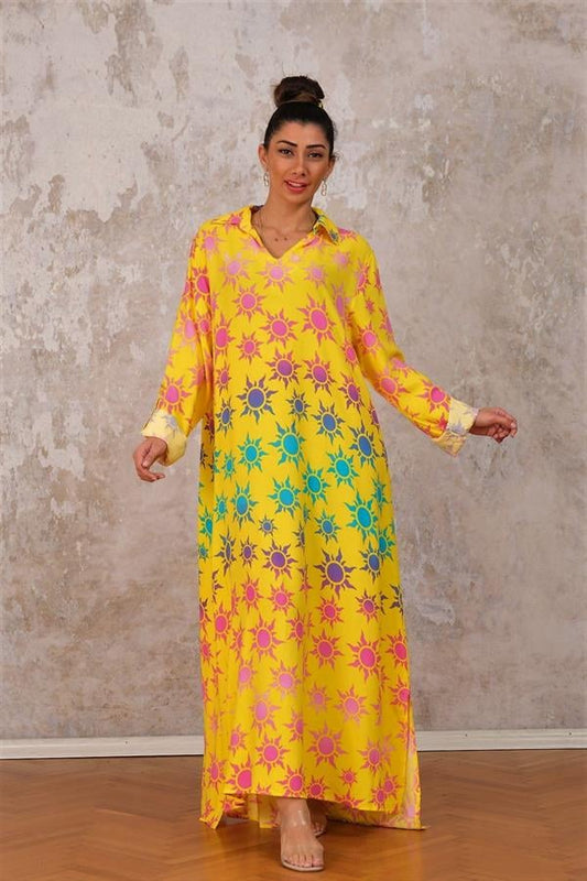 Sarı renkli, güneş desenli, gömlek yakalı, uzun ve oversize viskon elbise.