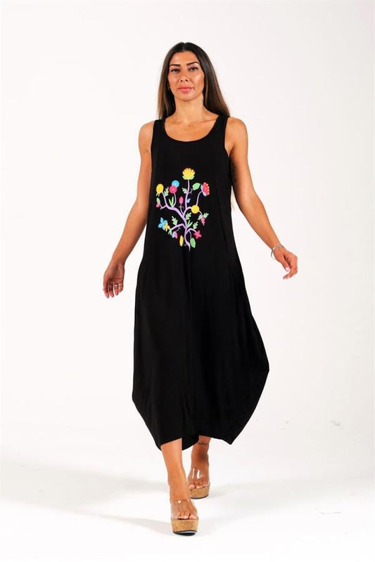 Siyah askılı, önü renkli çiçek baskılı ve cepli uzun penye elbise.