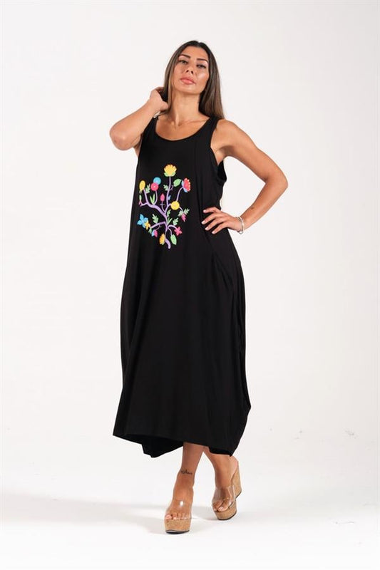 Siyah askılı, önü renkli çiçek desenli ve cepli uzun penye elbise.