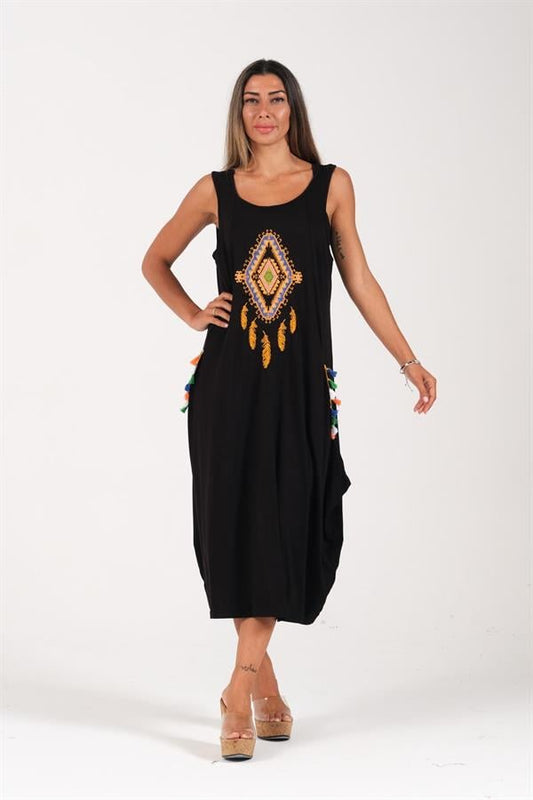 Siyah askılı, önü nakışlı ve cepleri püskül detaylı uzun penye elbise.