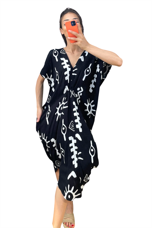 Siyah zemin üzerine beyaz balık desenli, V yaka, cepli ve viskon kumaşlı elbise.