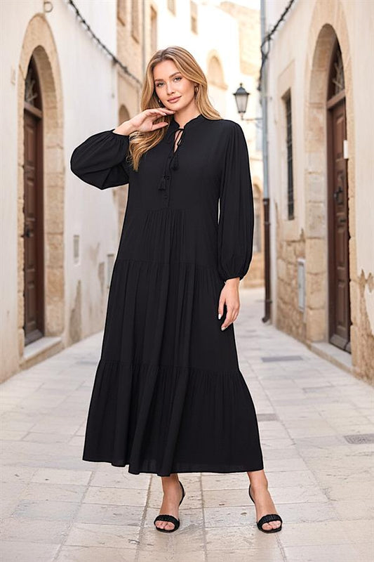Siyah, balon kollu, önü düğmeli ve bağcıklı, kat kat detaylı uzun viskon elbise.