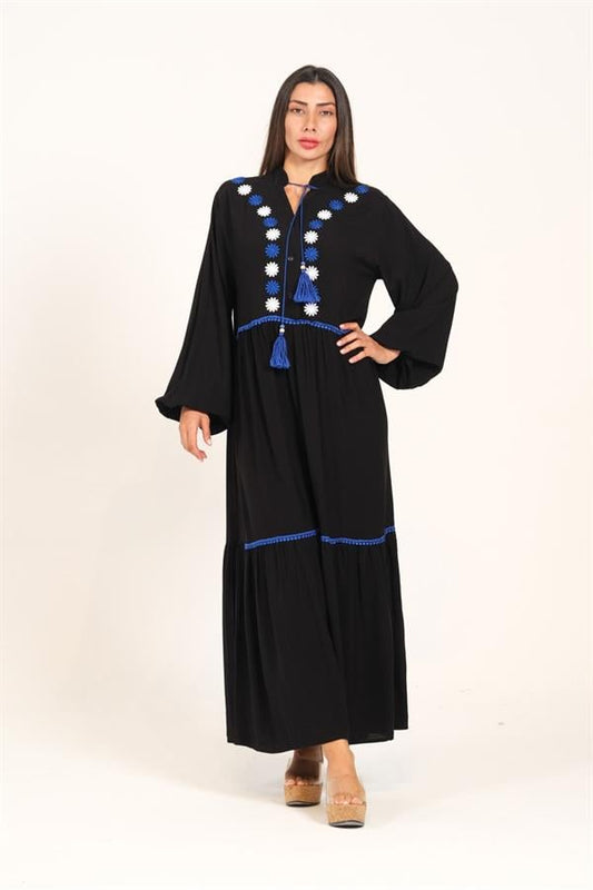 Siyah renkli, balon kollu, önü nakışlı ve püskül detaylı, kat kat etekli uzun elbise.