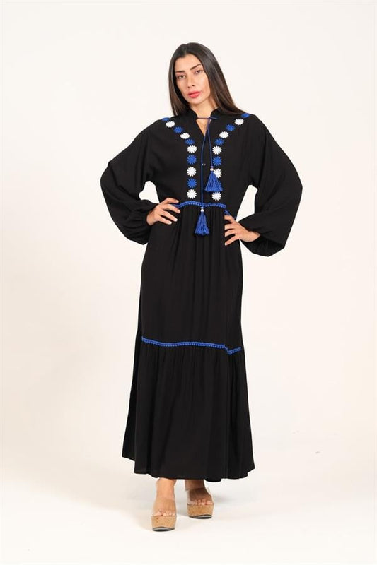 Siyah, balon kollu, önü nakışlı ve püskül detaylı, kat kat etekli uzun viskon elbise.