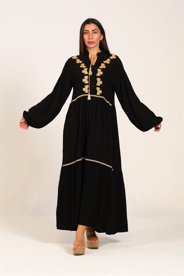 Siyah, balon kollu, önü yonca nakışlı ve püskül detaylı, kat kat uzun viskon elbise.