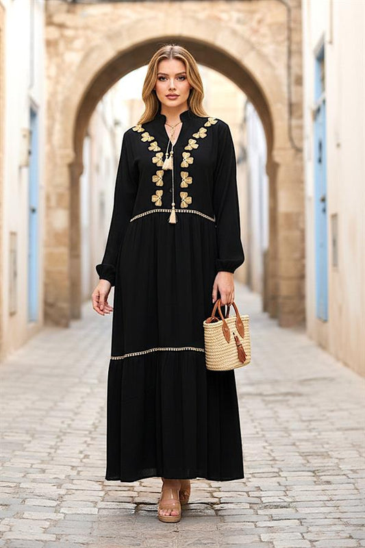 Siyah, balon kollu, önü yonca nakışlı ve püskül detaylı, kat kat uzun viskon elbise.