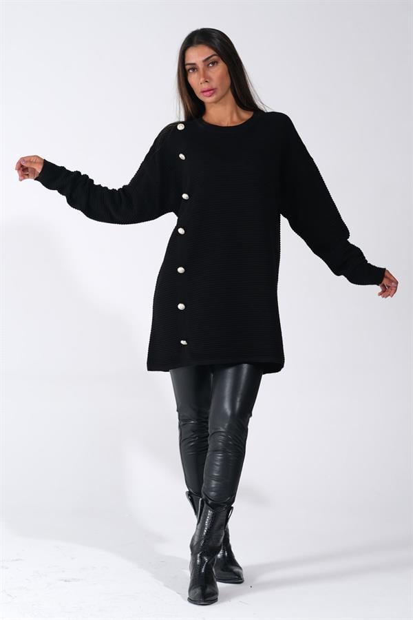 Siyah bisiklet yaka, fitilli dokuya ve yan tarafında düğme detaylarına sahip triko kazak.