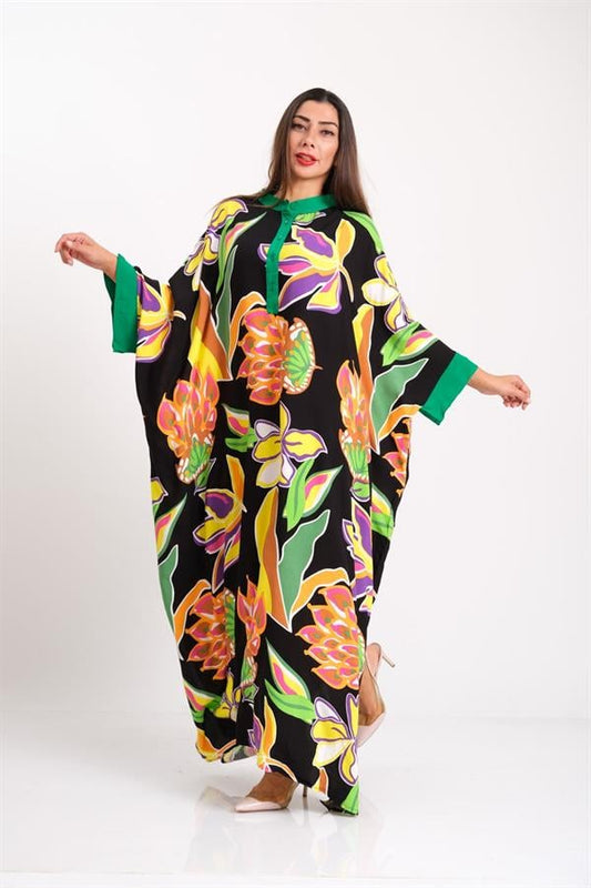 Siyah zemin üzerine renkli çiçek desenli, yarasa kollu ve önü düğmeli uzun oversize elbise.