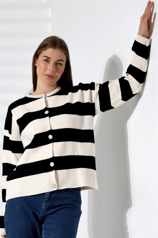 Siyah beyaz çizgili, düğmeli ve uzun kollu klasik triko hırka.