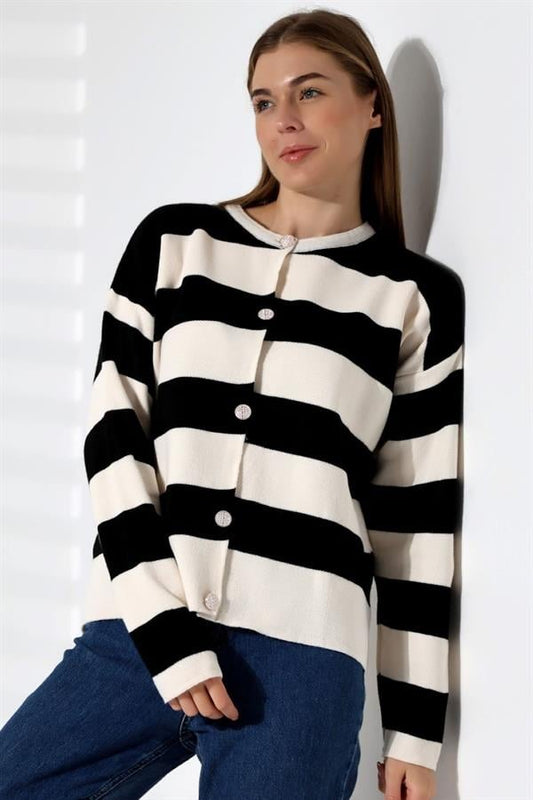 Siyah beyaz çizgili, düğmeli ve triko kumaştan üretilmiş klasik kesim hırka.